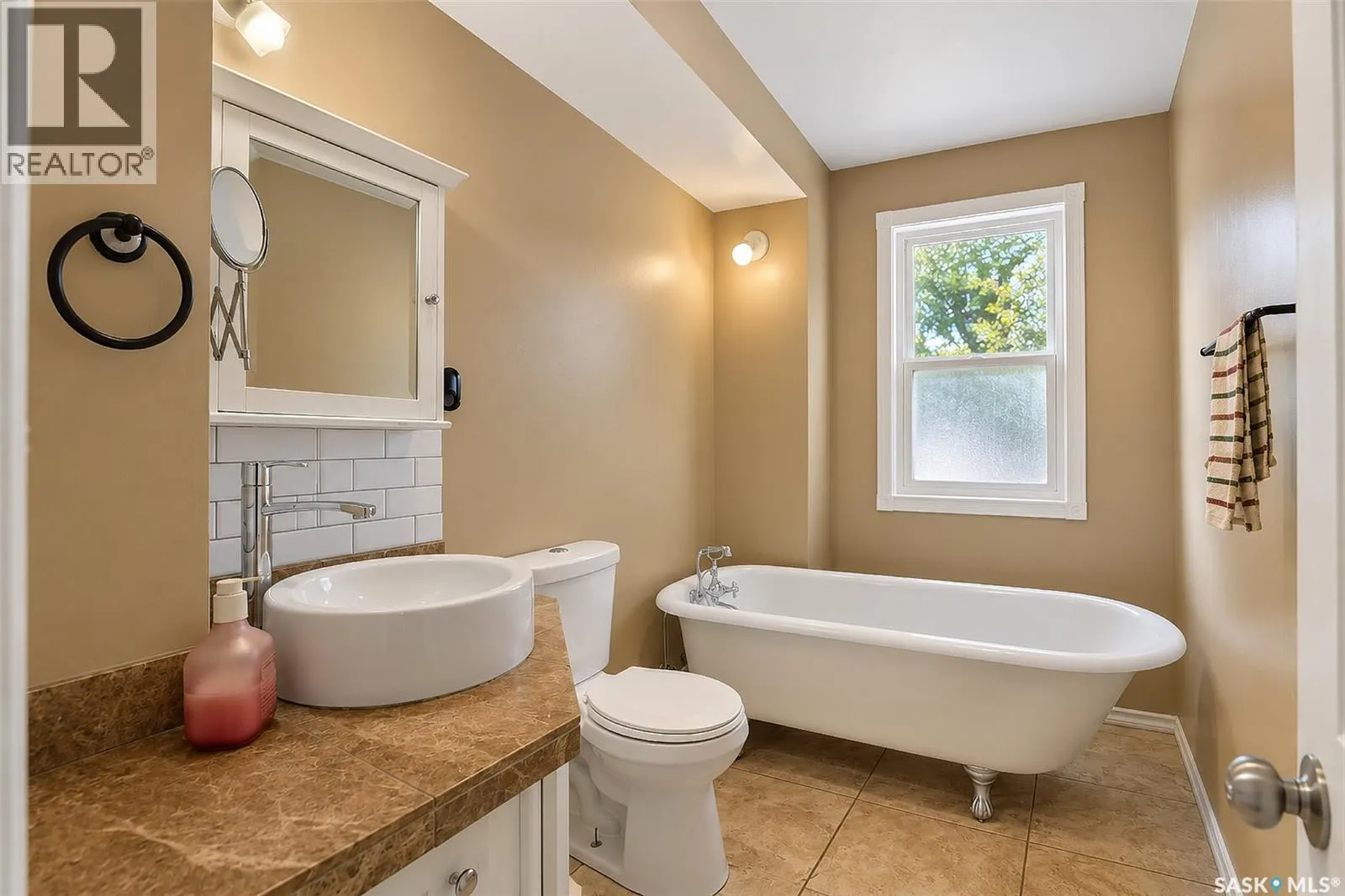 206 4th STREET E