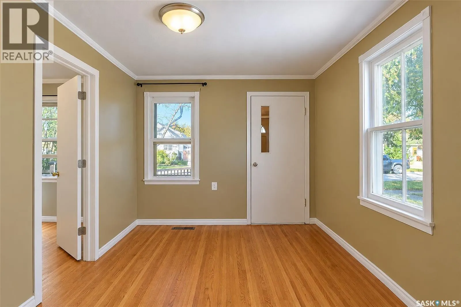 206 4th STREET E