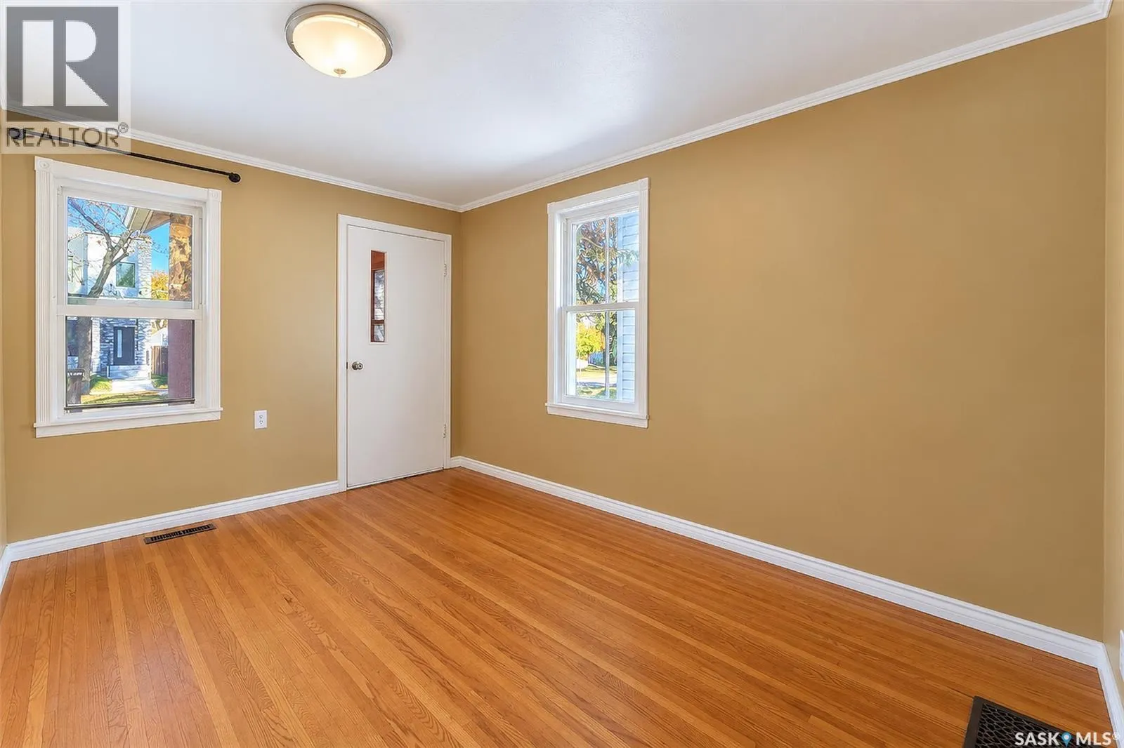 206 4th STREET E