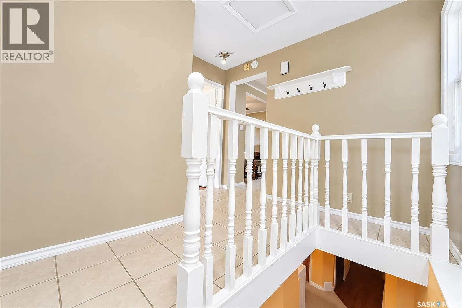 206 4th STREET E