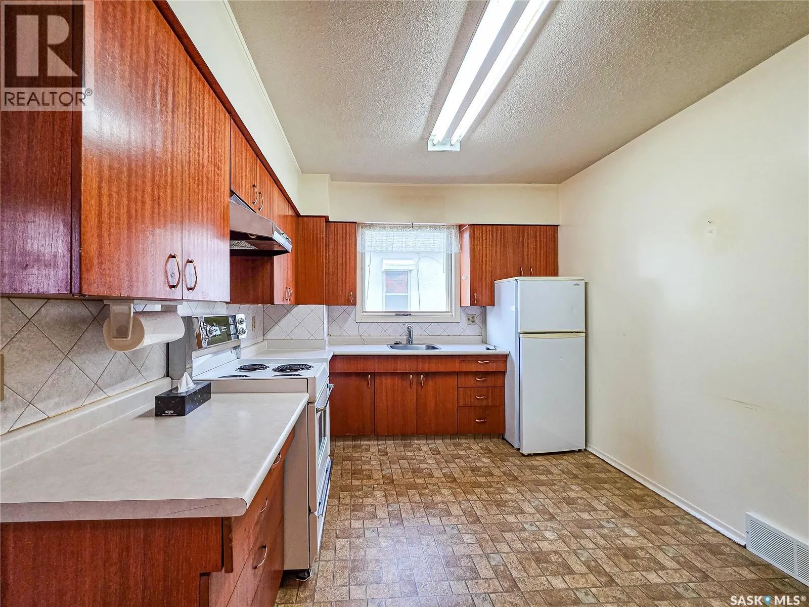 142 5th AVENUE W
