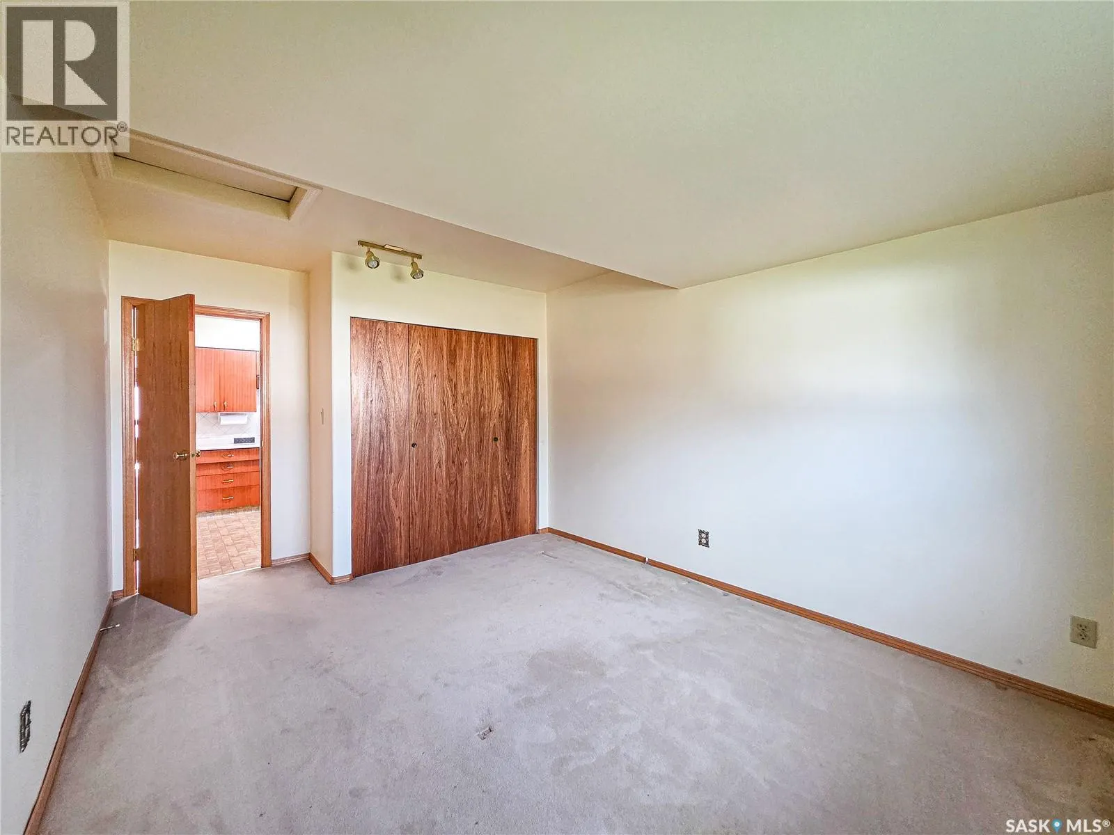 142 5th AVENUE W