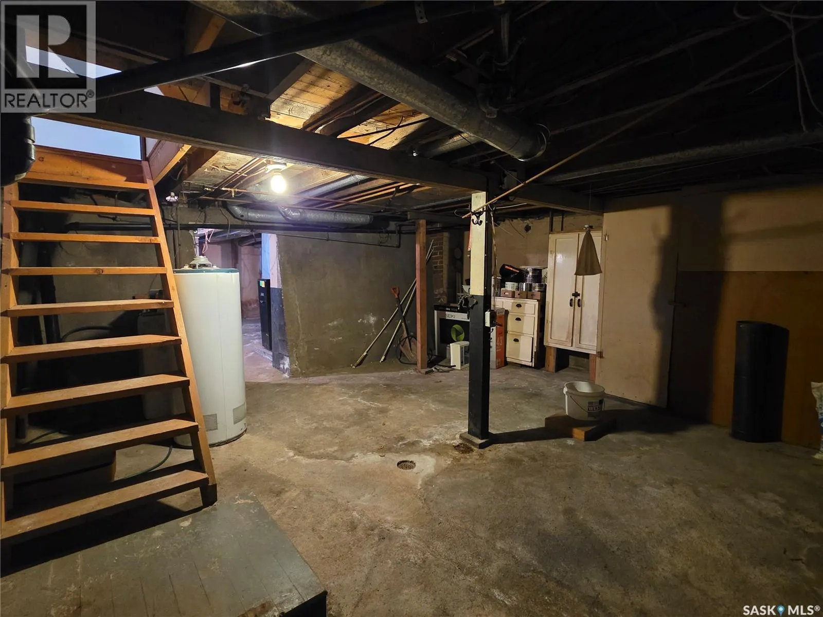 142 5th AVENUE W