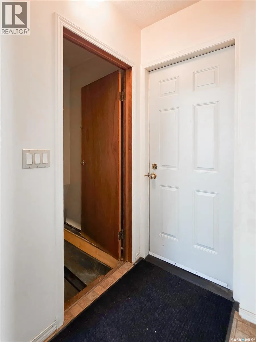 142 5th AVENUE W