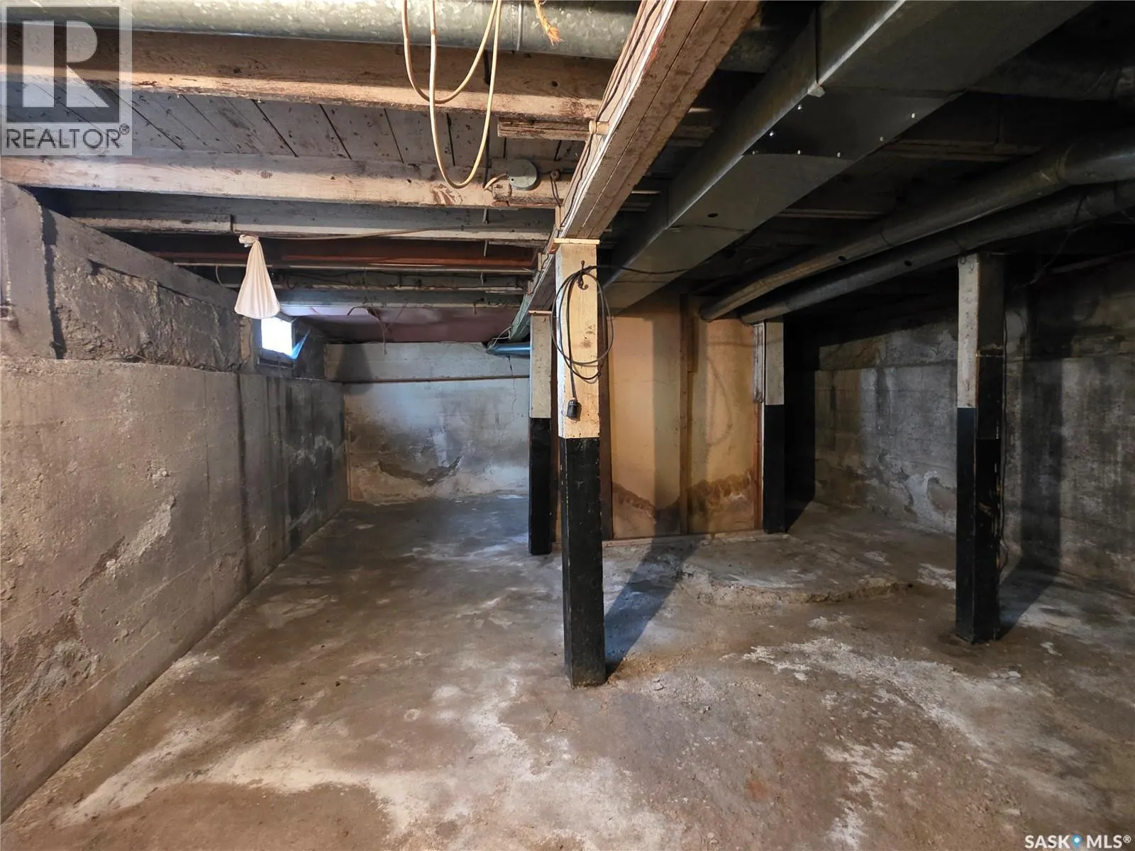 142 5th AVENUE W