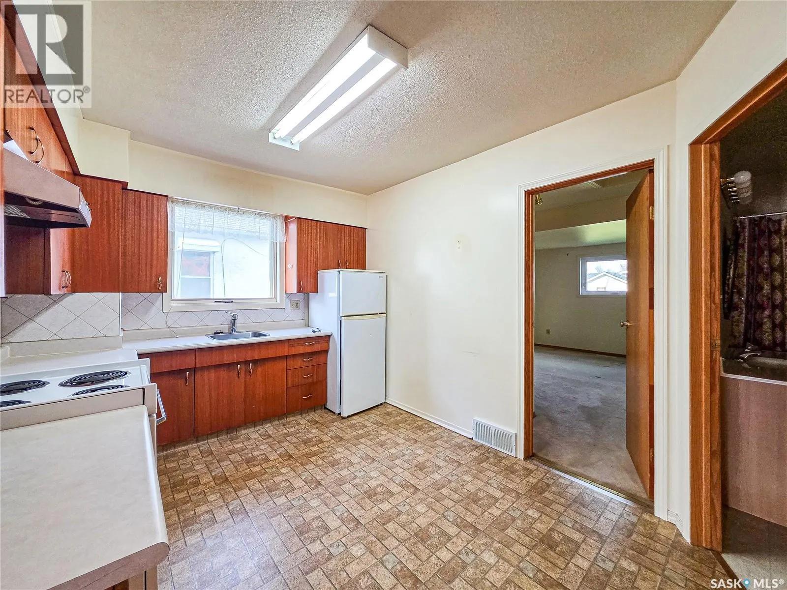 142 5th AVENUE W
