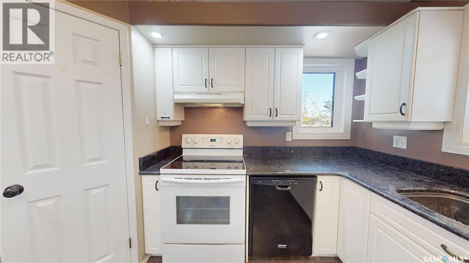 803 Swan CRESCENT