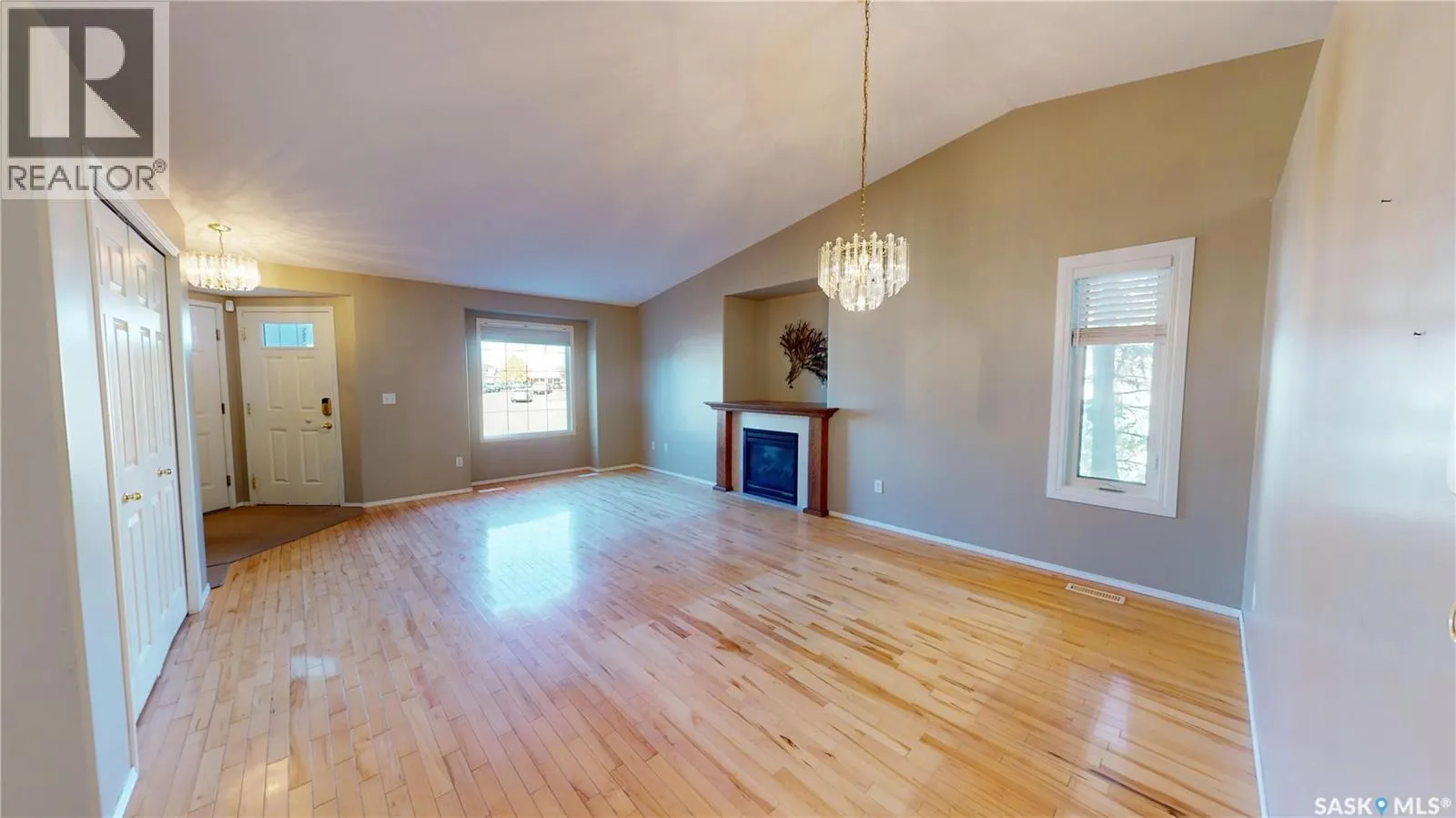 803 Swan CRESCENT