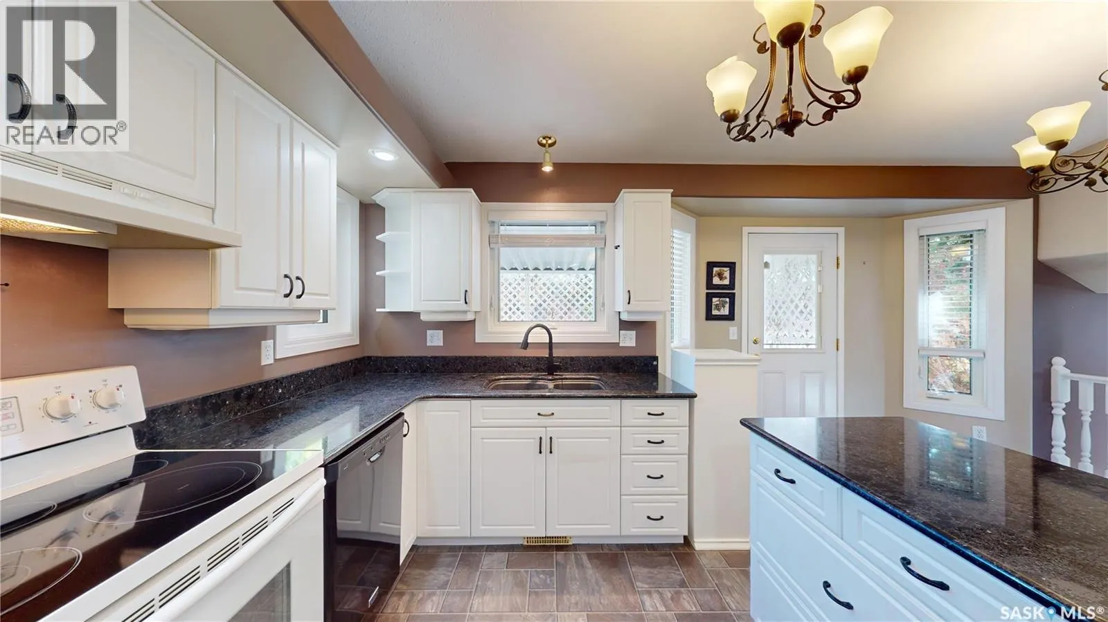 803 Swan CRESCENT