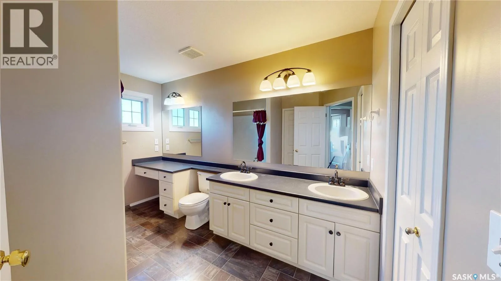 803 Swan CRESCENT