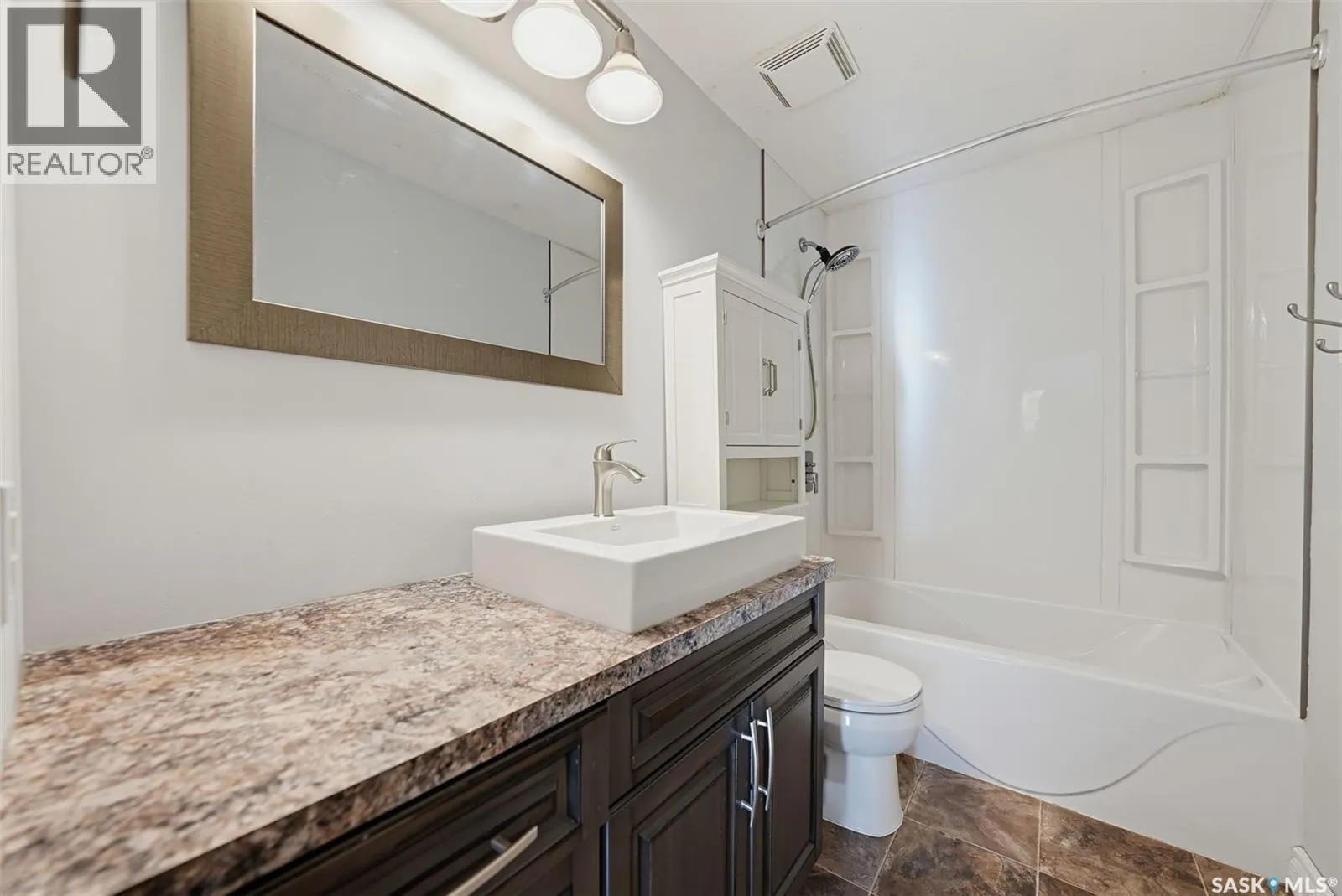 214 8th AVENUE W