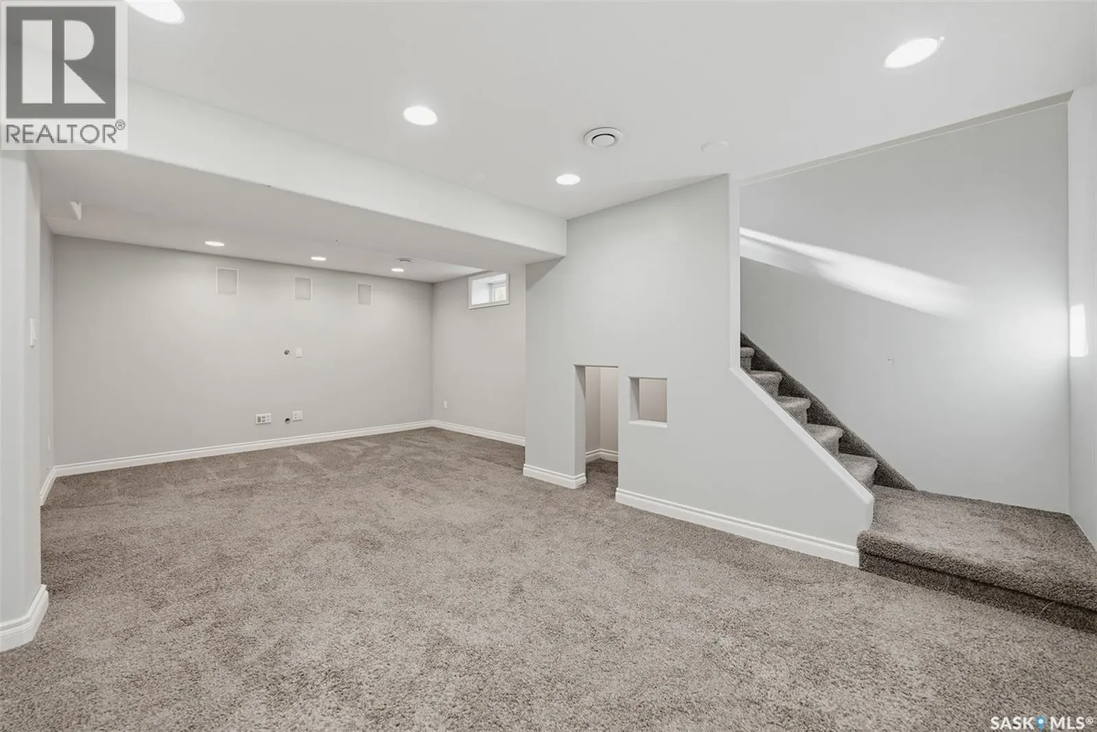 214 8th AVENUE W