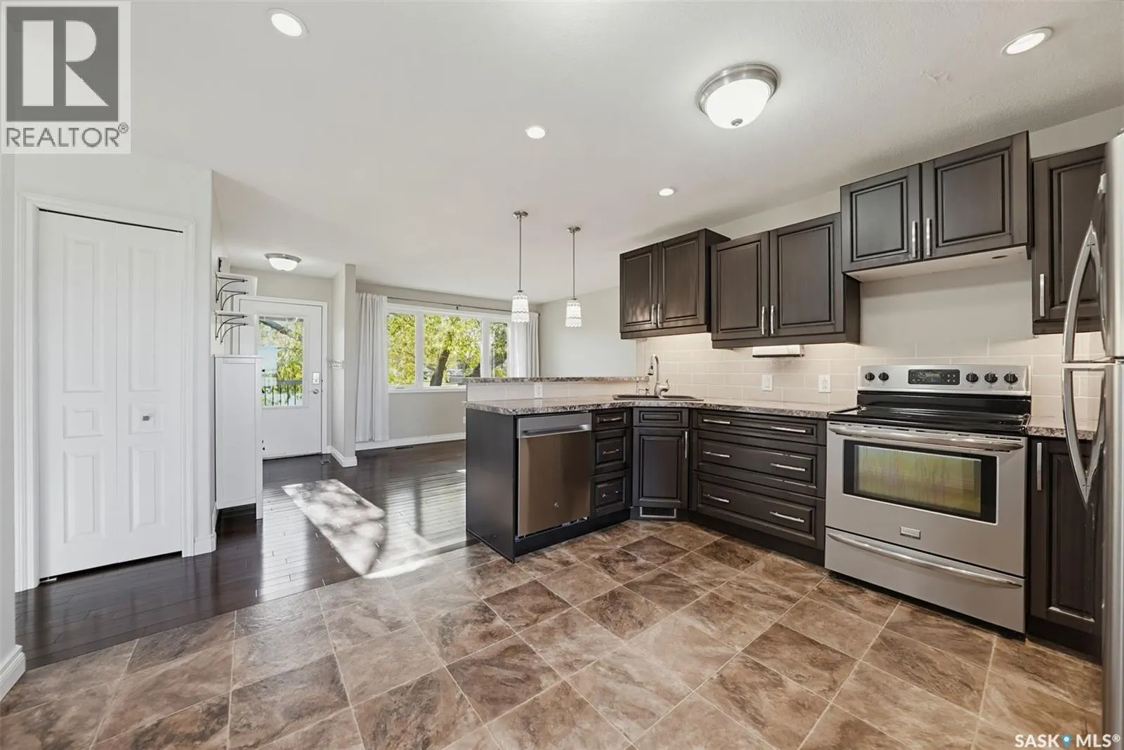 214 8th AVENUE W