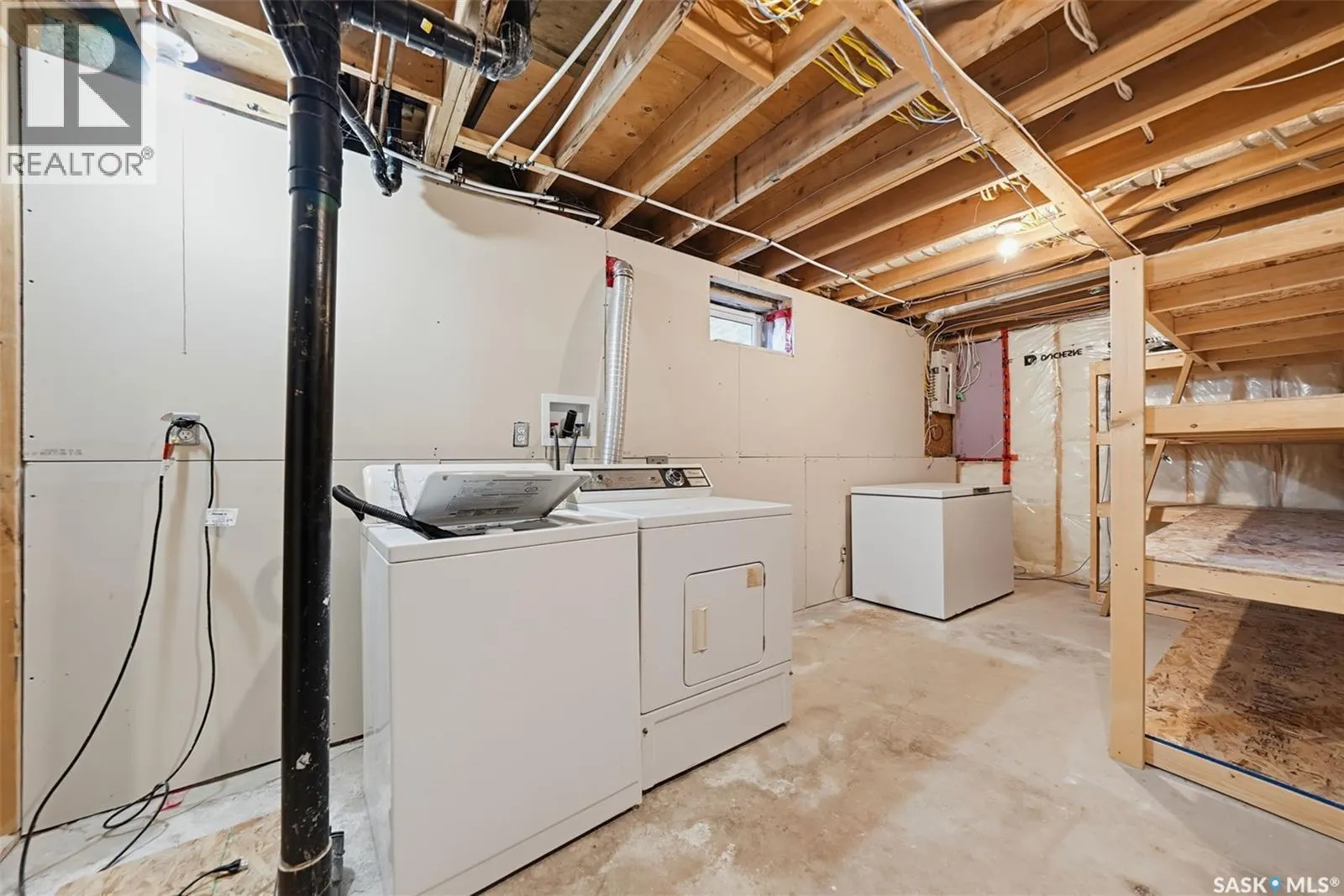 214 8th AVENUE W