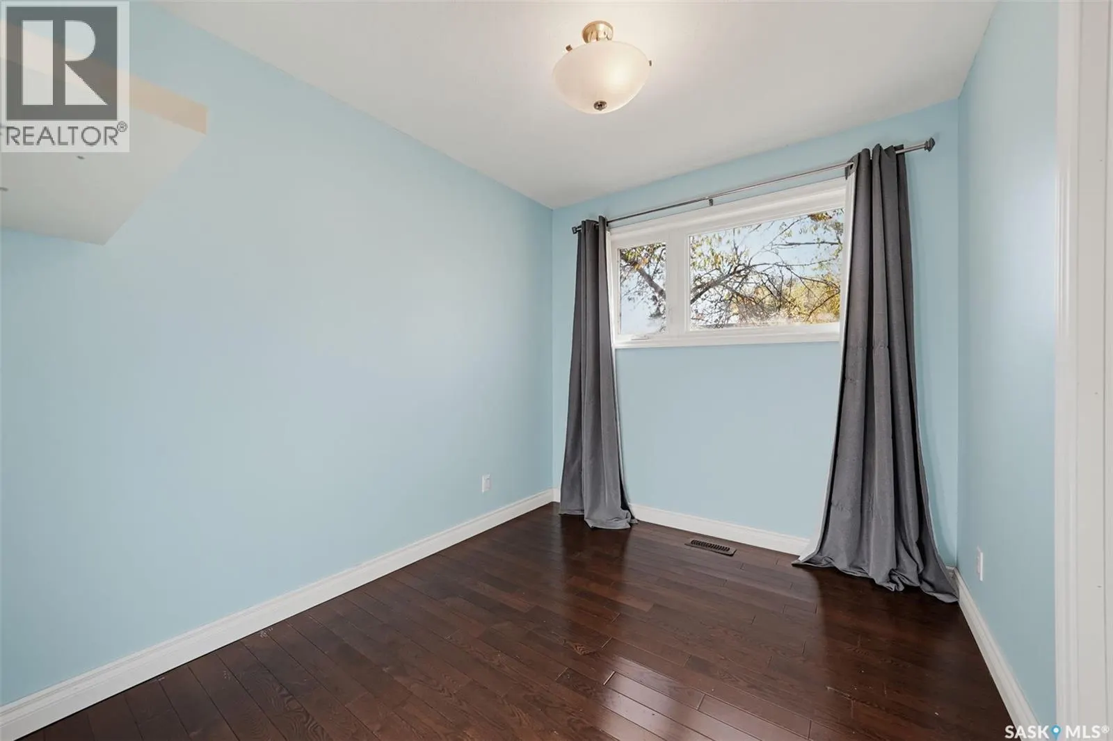 214 8th AVENUE W