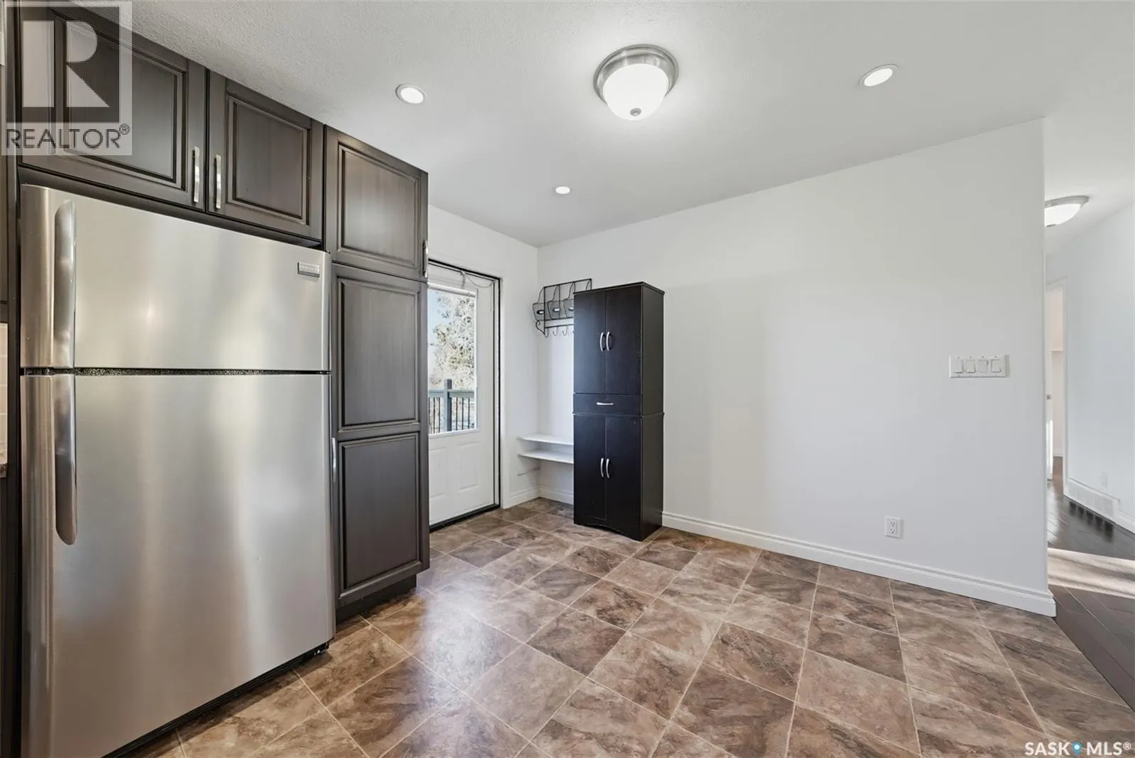 214 8th AVENUE W