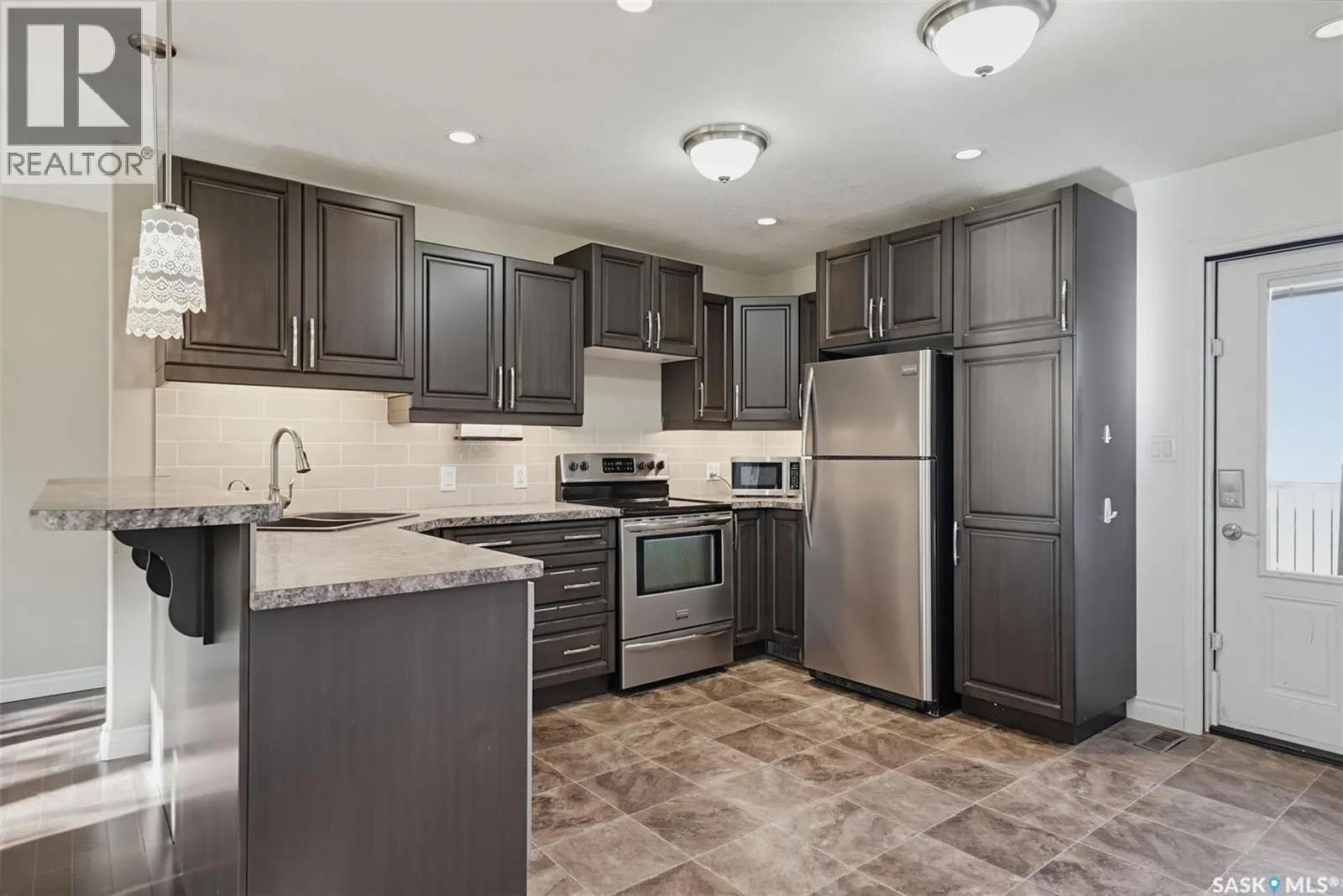 214 8th AVENUE W