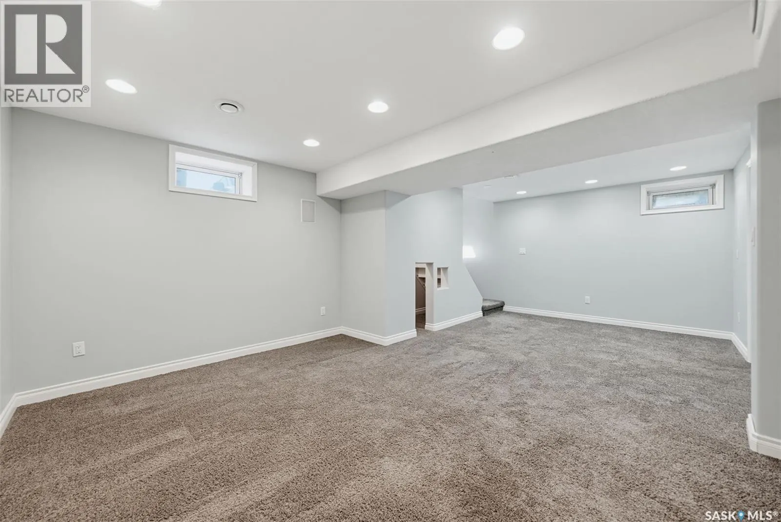 214 8th AVENUE W