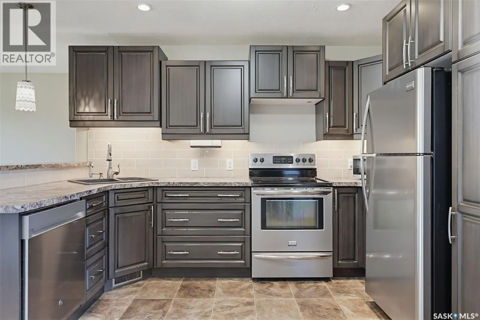 214 8th AVENUE W