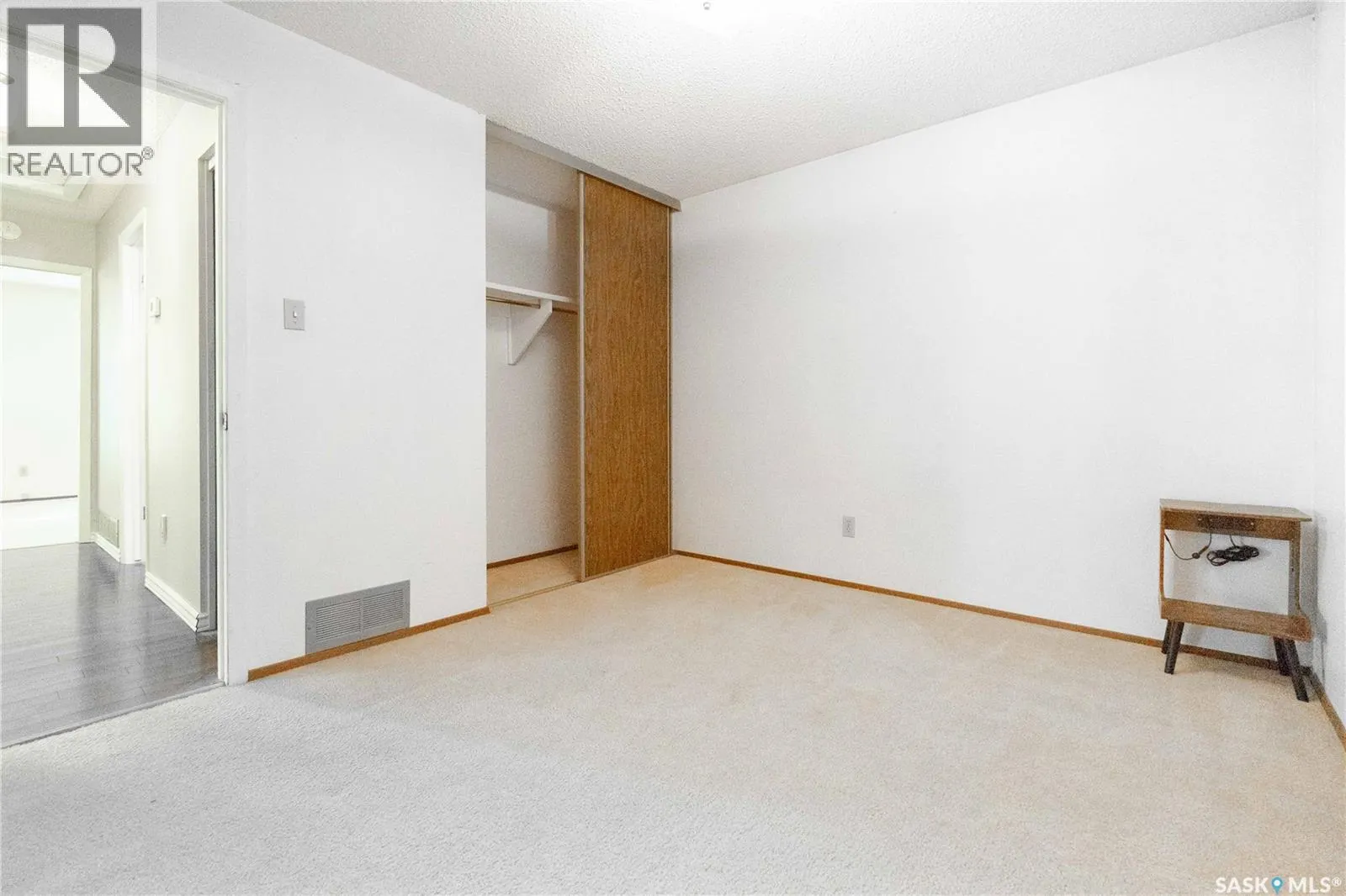 831 Seymour CRESCENT N
