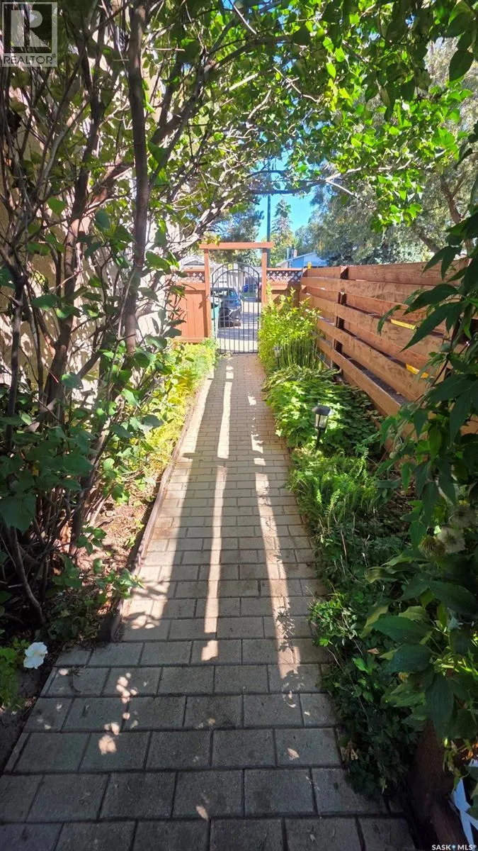 857 Macklem DRIVE