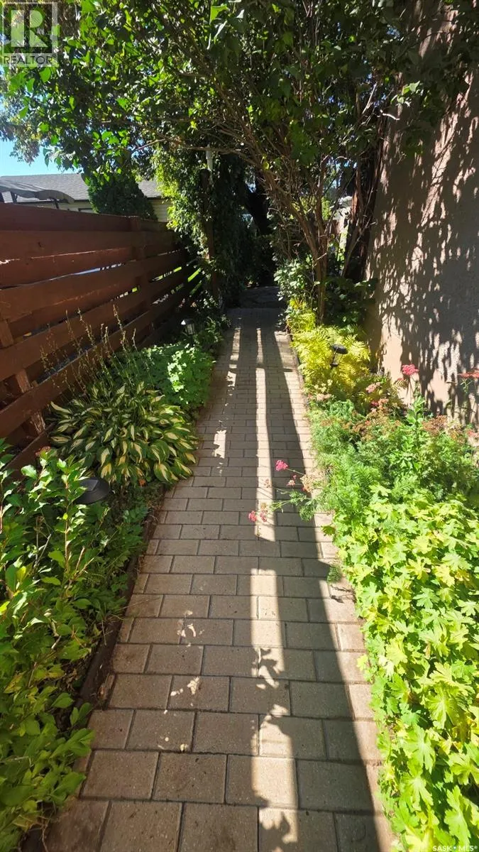 857 Macklem DRIVE