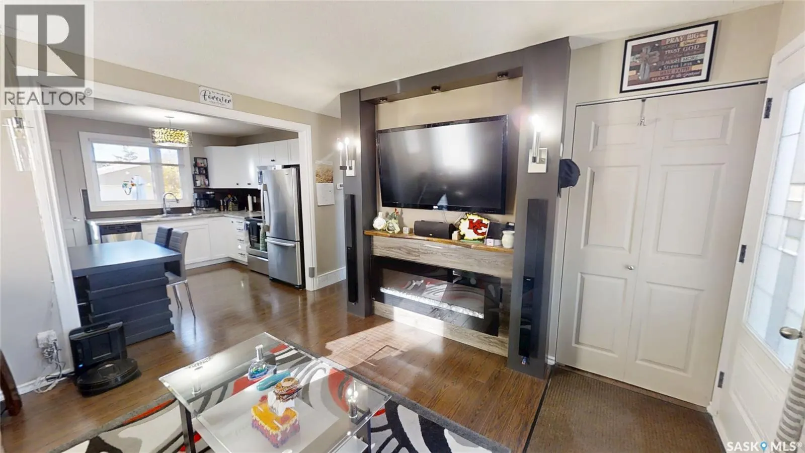 857 Macklem DRIVE