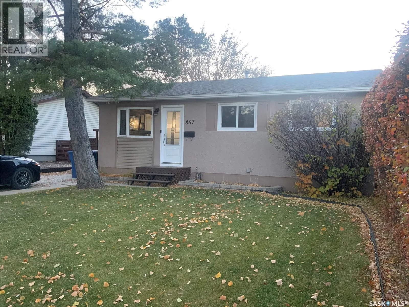 857 Macklem DRIVE