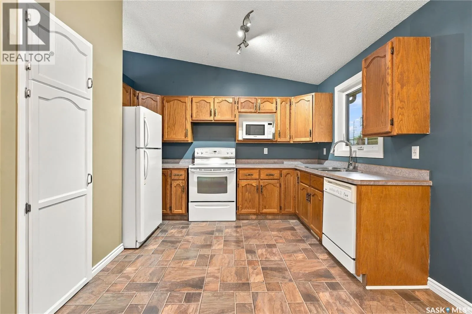 433 4th STREET N