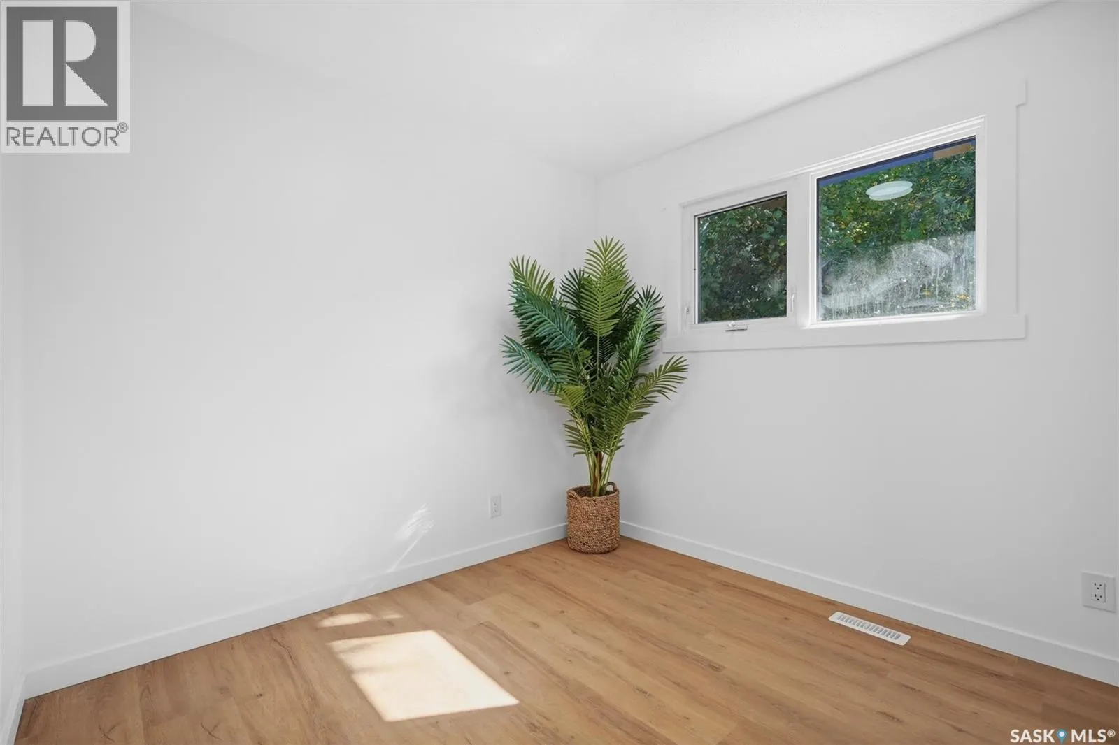 3805 Diefenbaker DRIVE
