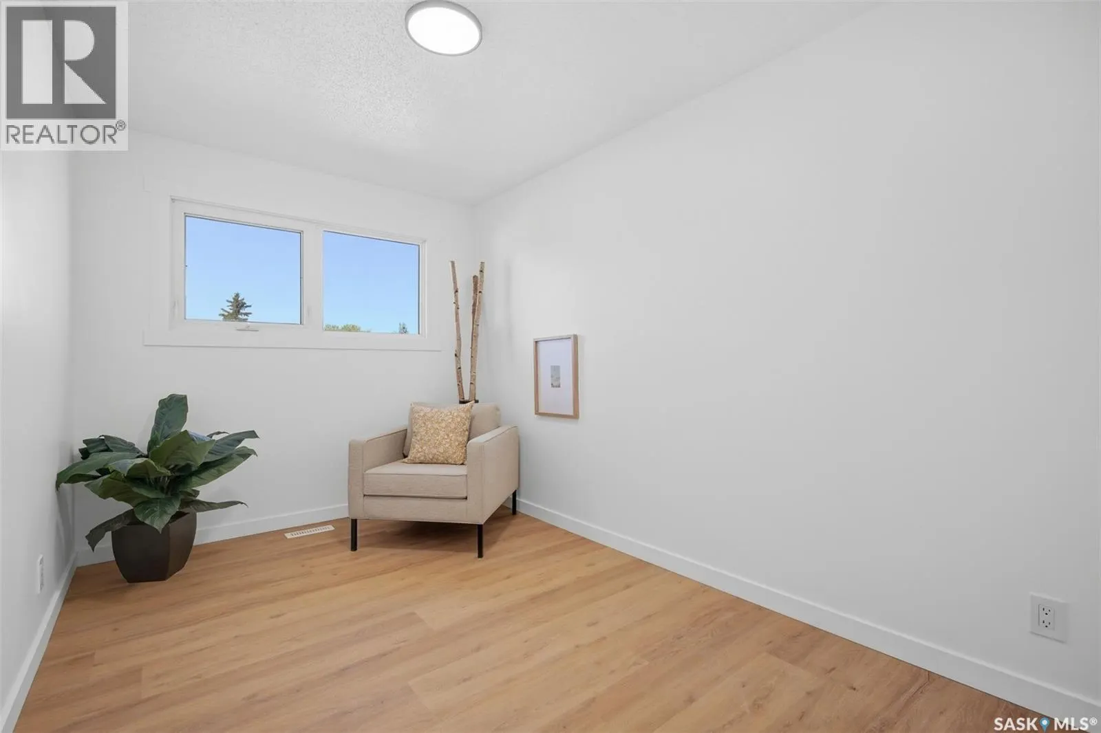 3805 Diefenbaker DRIVE