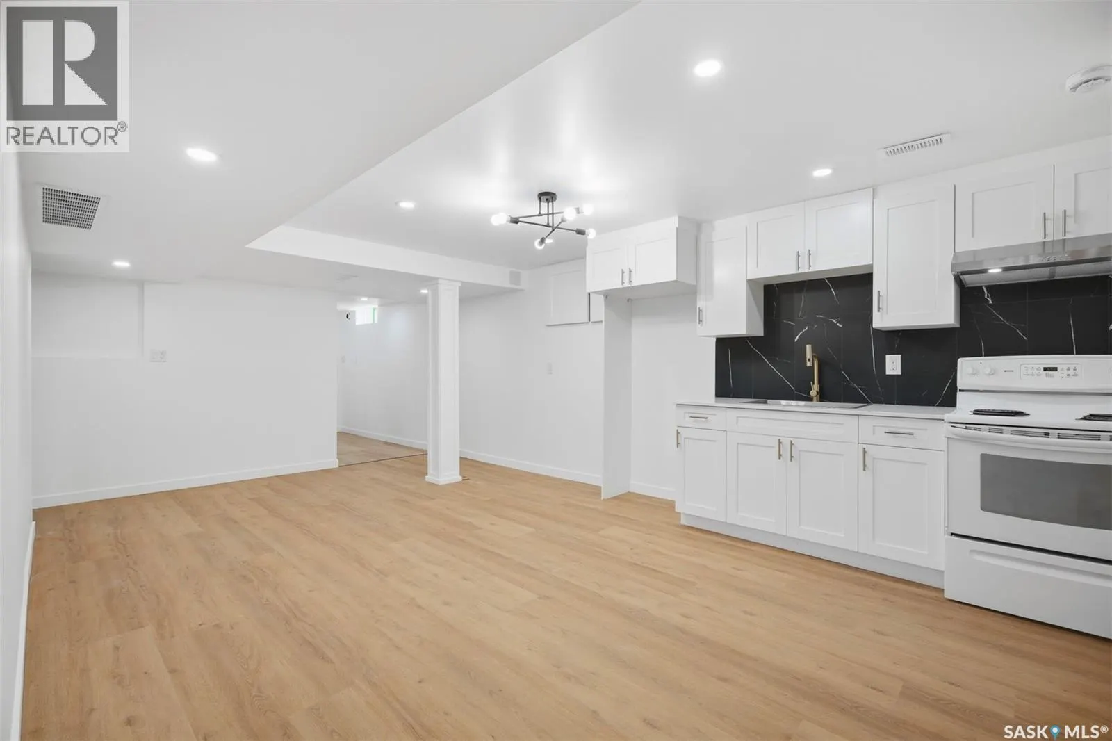 3805 Diefenbaker DRIVE