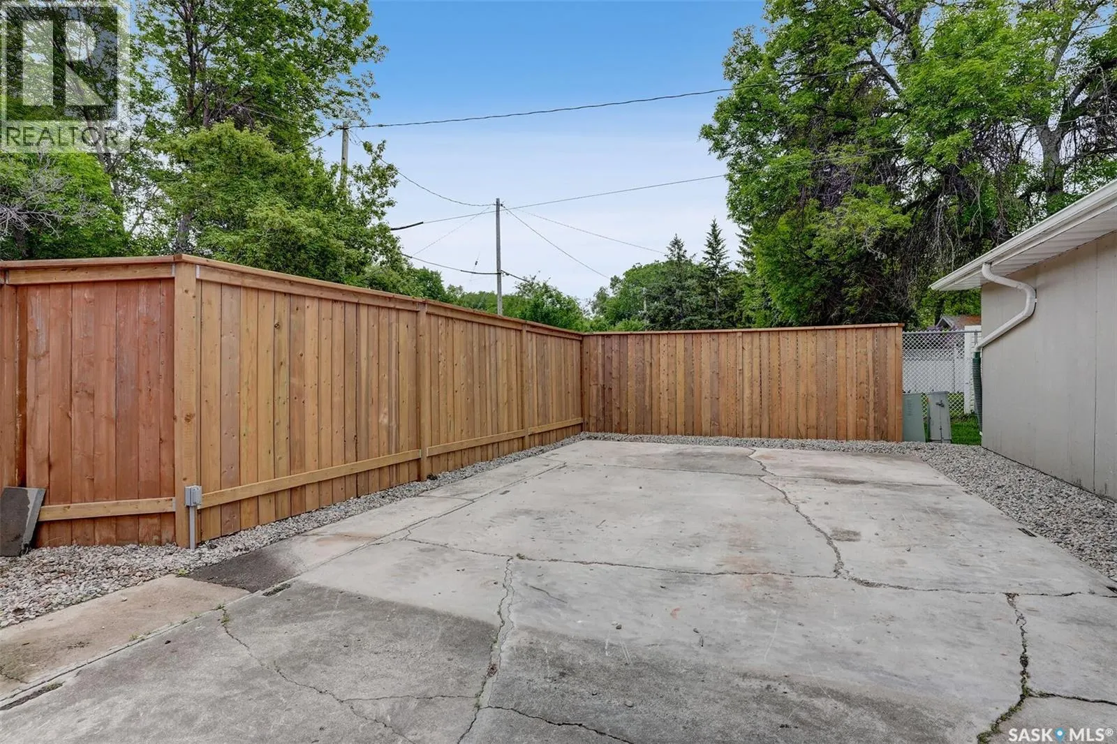 209 Douglas AVENUE E