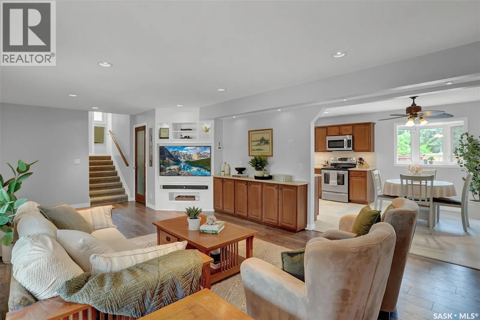 209 Douglas AVENUE E