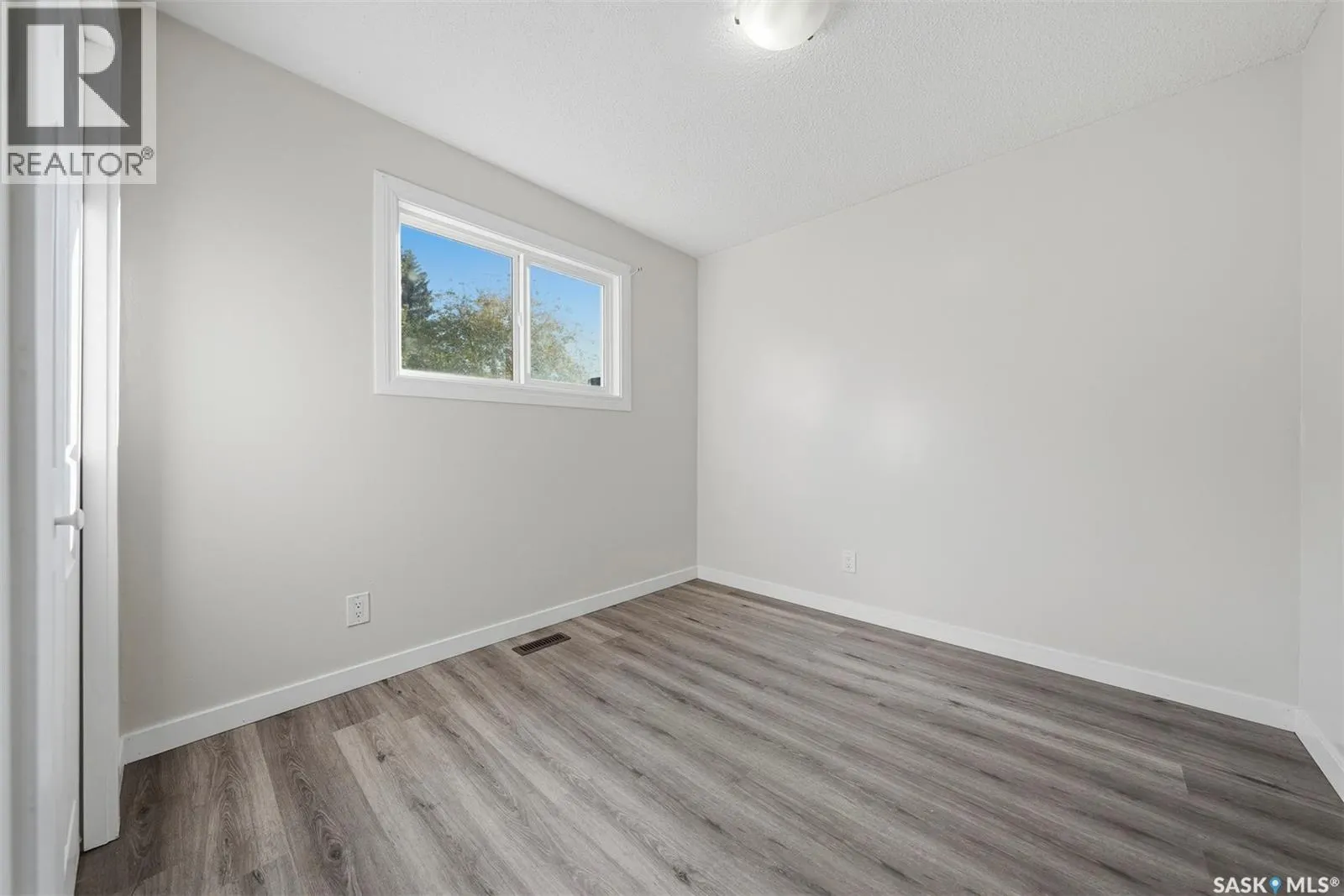 3817 Diefenbaker DRIVE