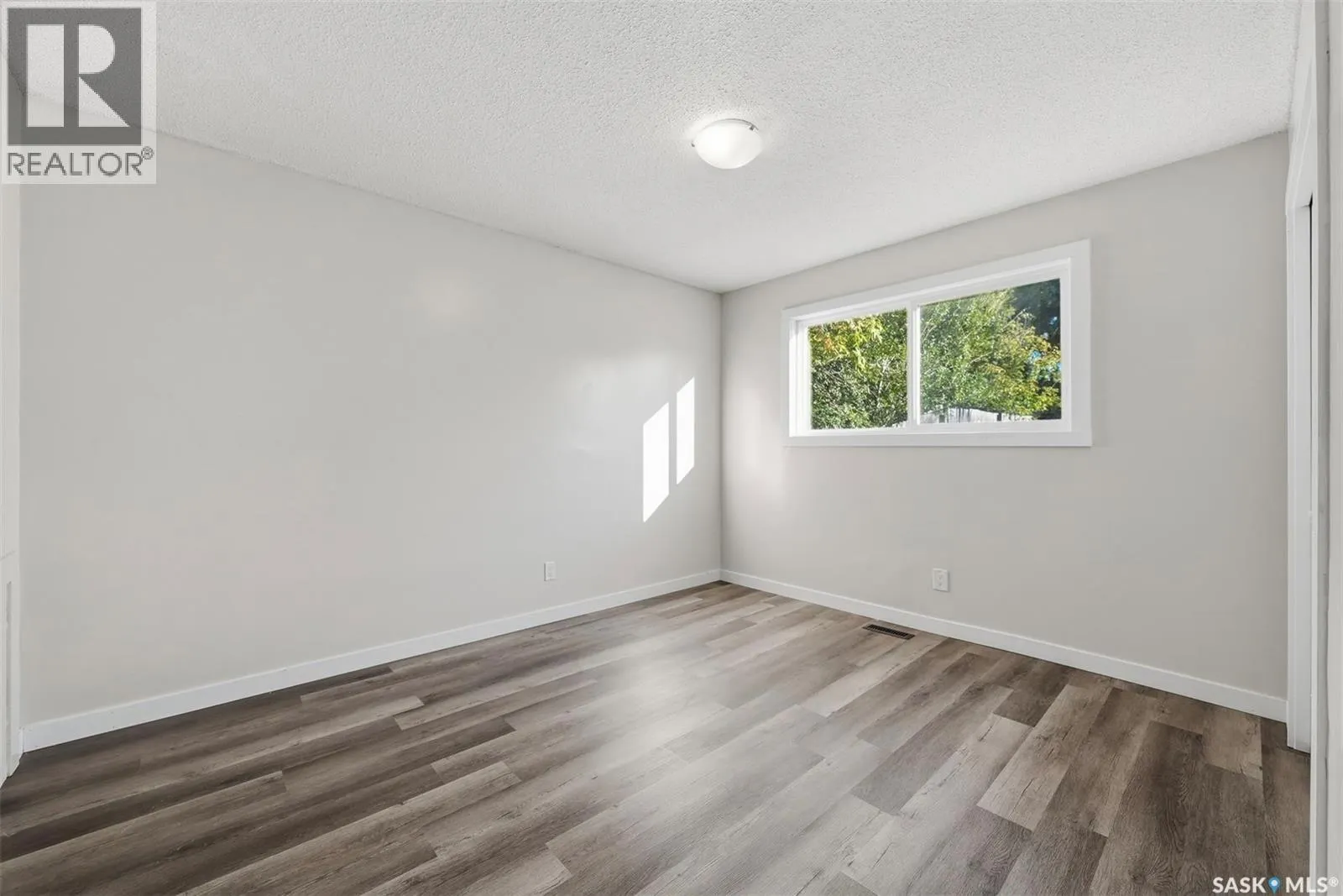 3817 Diefenbaker DRIVE