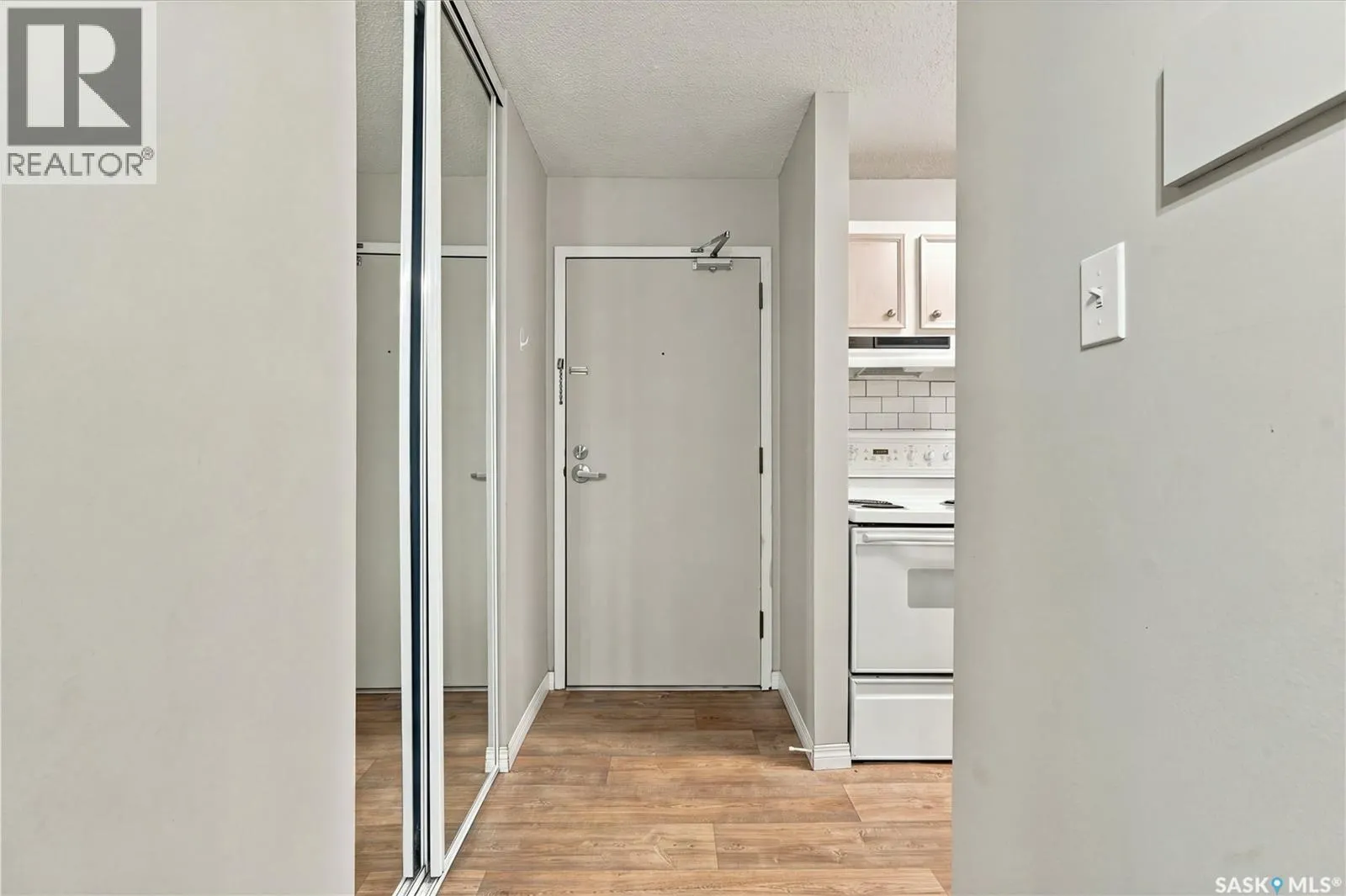 202B 4040 8th STREET E