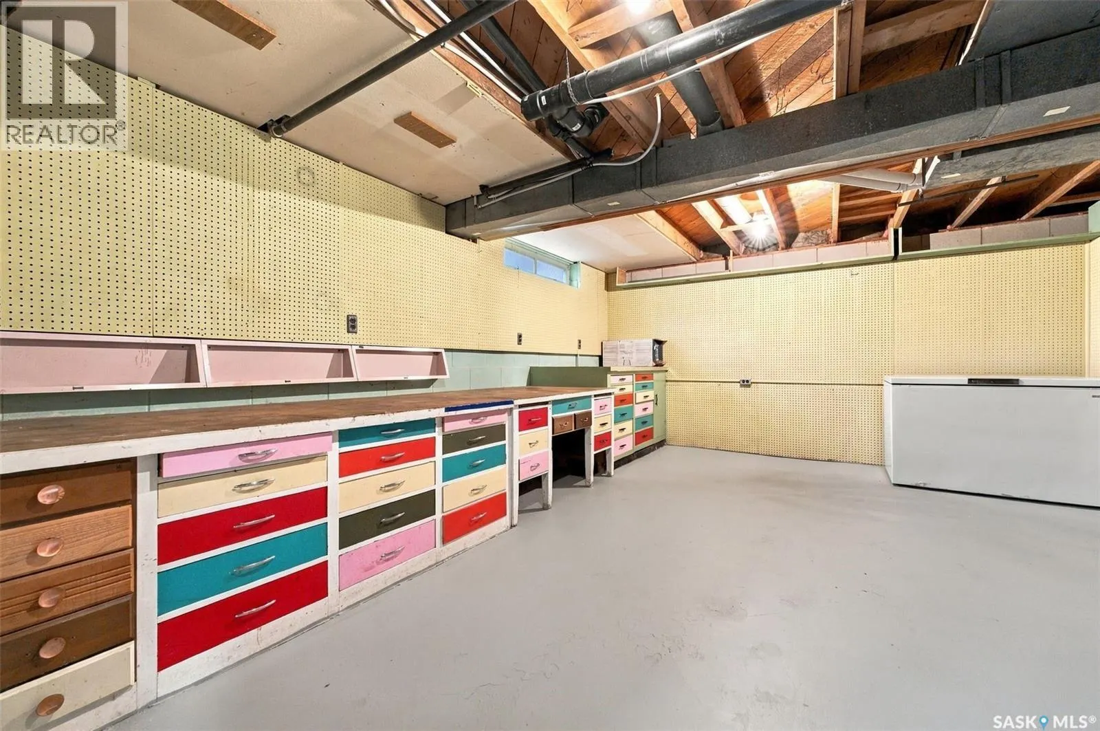 114 2 STREET E
