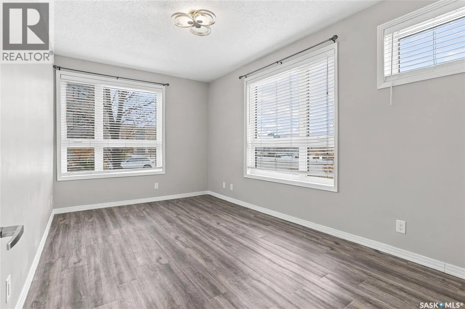 122 235 Evergreen SQUARE