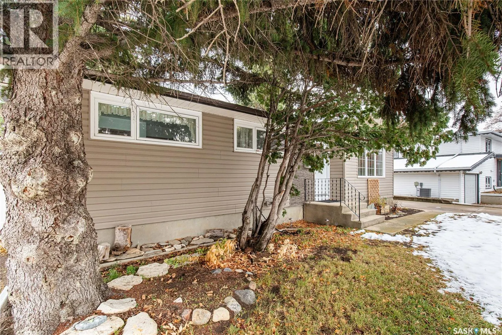 1311 King CRESCENT