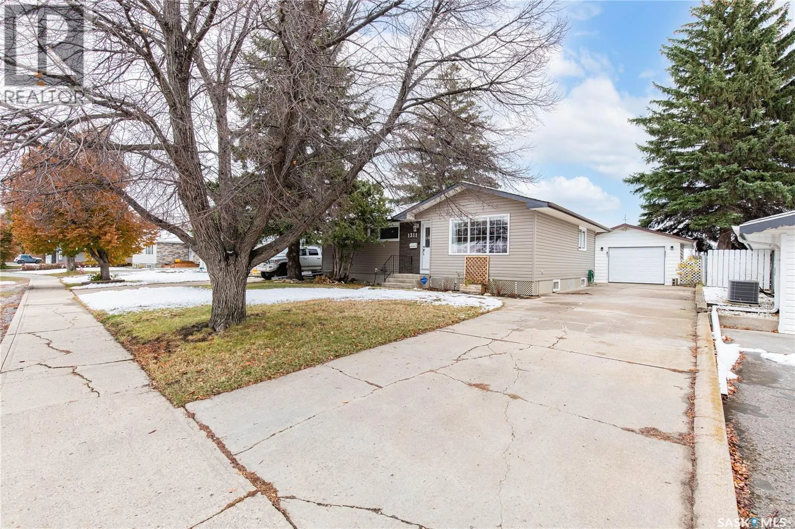 1311 King CRESCENT