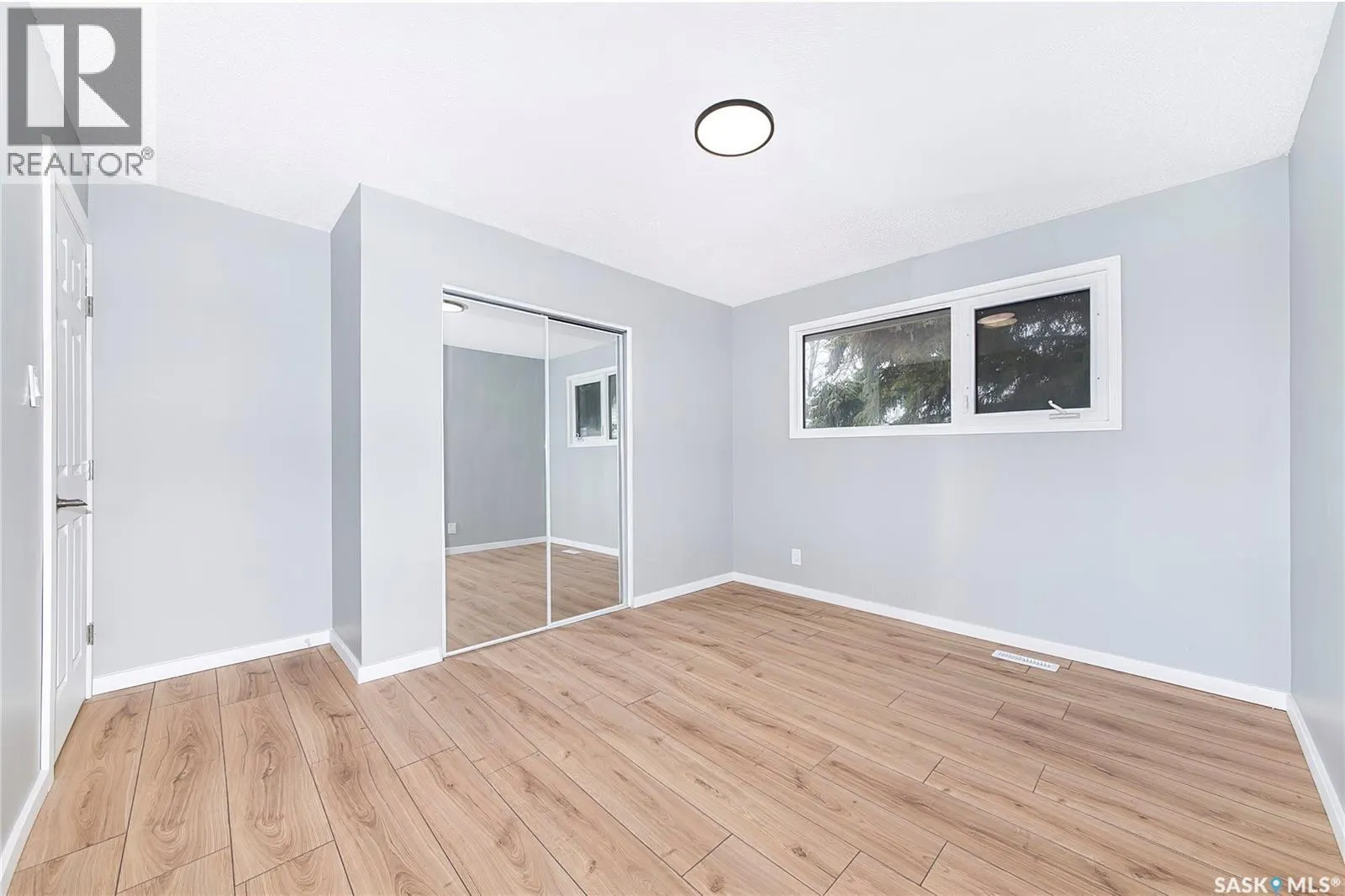 609 Douglas CRESCENT