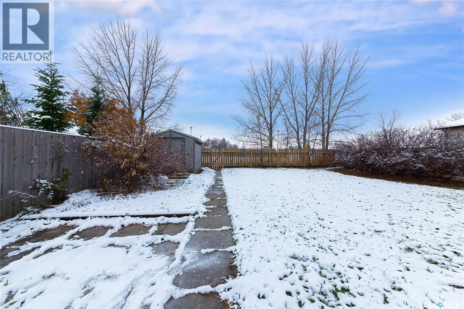 609 Douglas CRESCENT