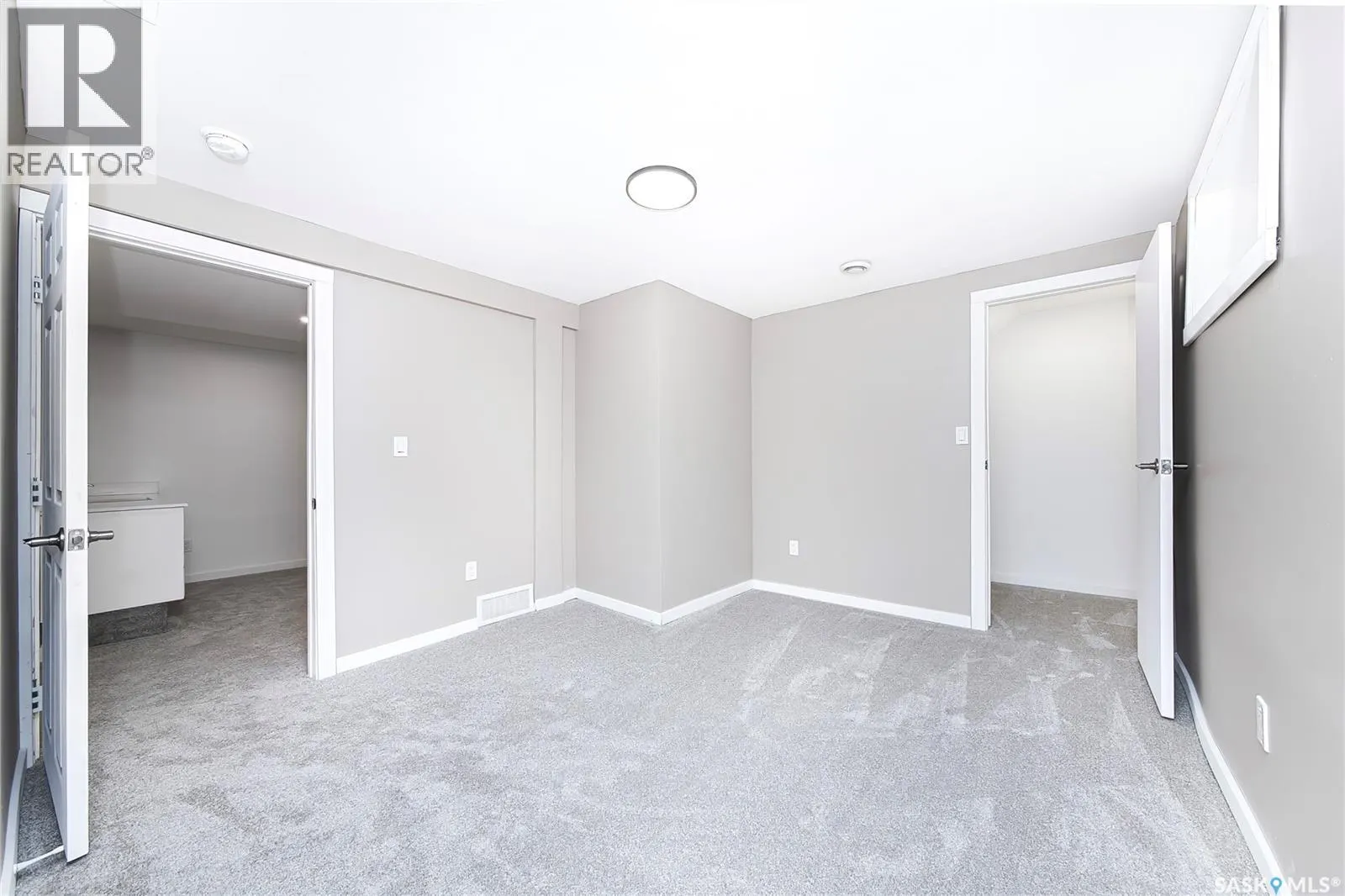 609 Douglas CRESCENT
