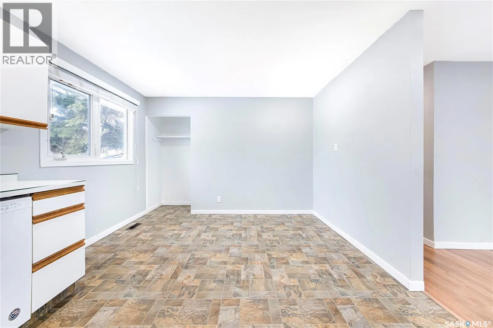 609 Douglas CRESCENT