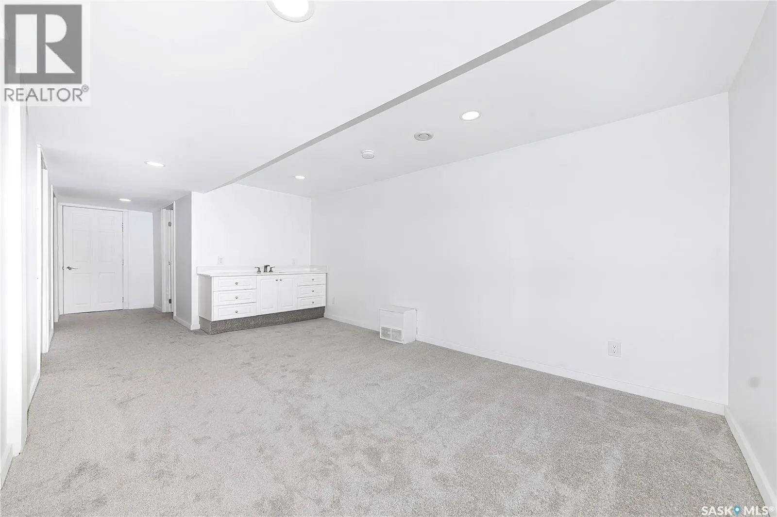 609 Douglas CRESCENT
