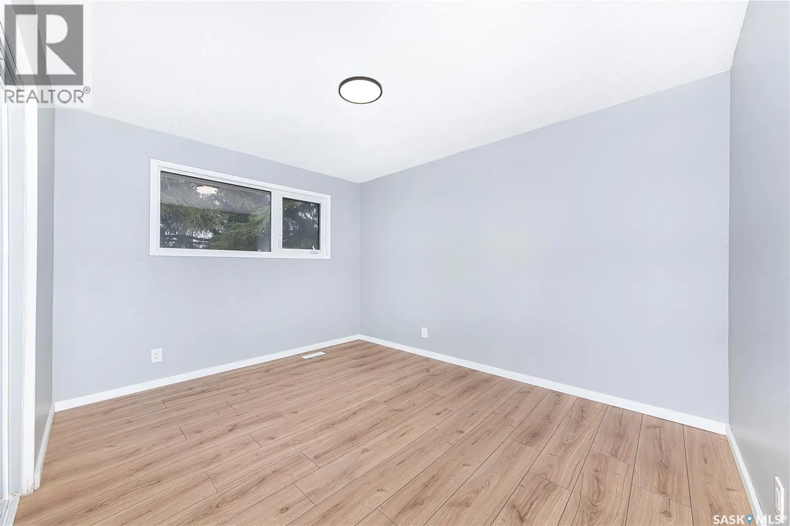 609 Douglas CRESCENT