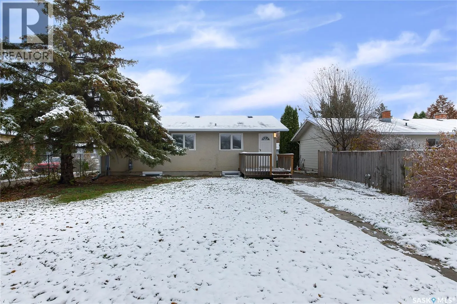 609 Douglas CRESCENT