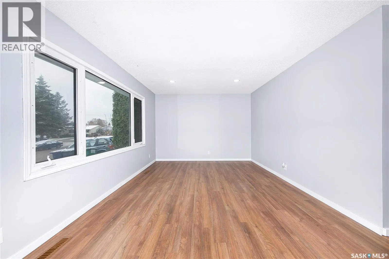 609 Douglas CRESCENT