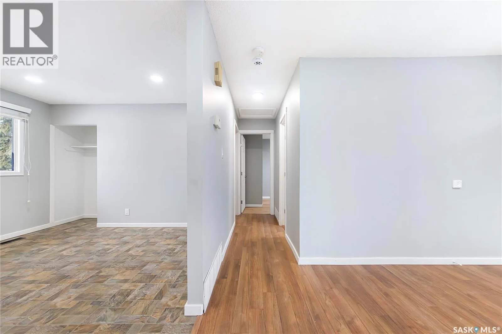 609 Douglas CRESCENT